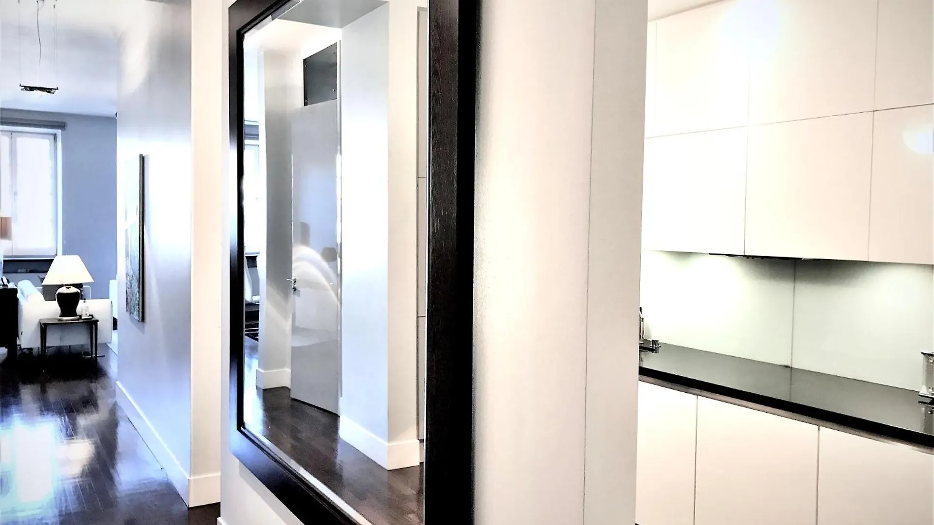 Luxury Apartments Mondrian Market Square III ワルシャワ アパートホテル